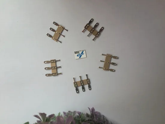 Papan Isolasi dengan 2 Terminal Pin untuk Transformator Terminal Pin Kustom dengan Kertas Isolasi