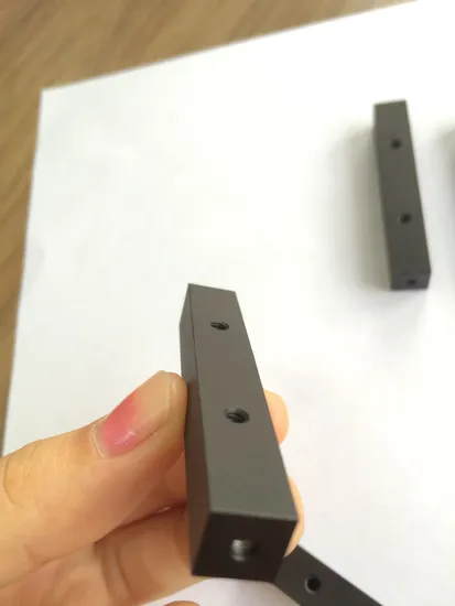 Pengeboran Bagian Aluminium Kustom Lembaran Aluminium Hitam Anodized untuk Paket Baterai Lembaran Nikel Baterai Pita Baja Nikel Plating
